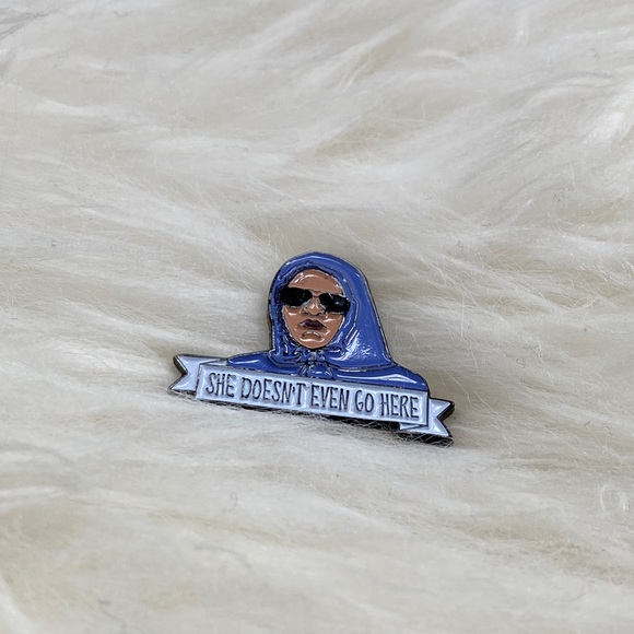 Mean girls enamel pin - Picture 2 of 4